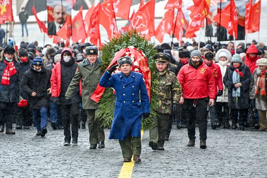 Возложение цветов к мавзолею В. И. Ленина на Красной площади