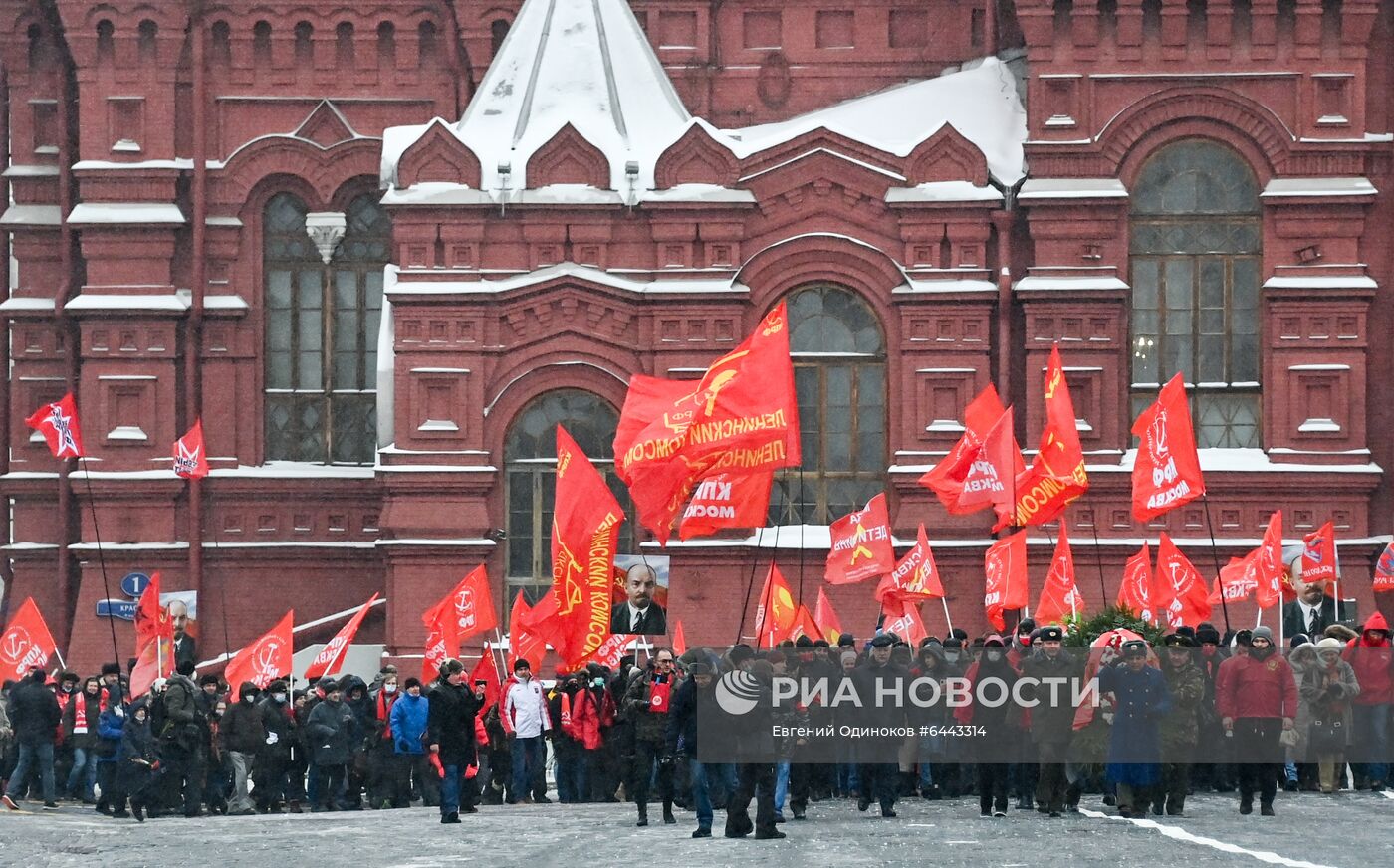 Возложение цветов к мавзолею В. И. Ленина на Красной площади
