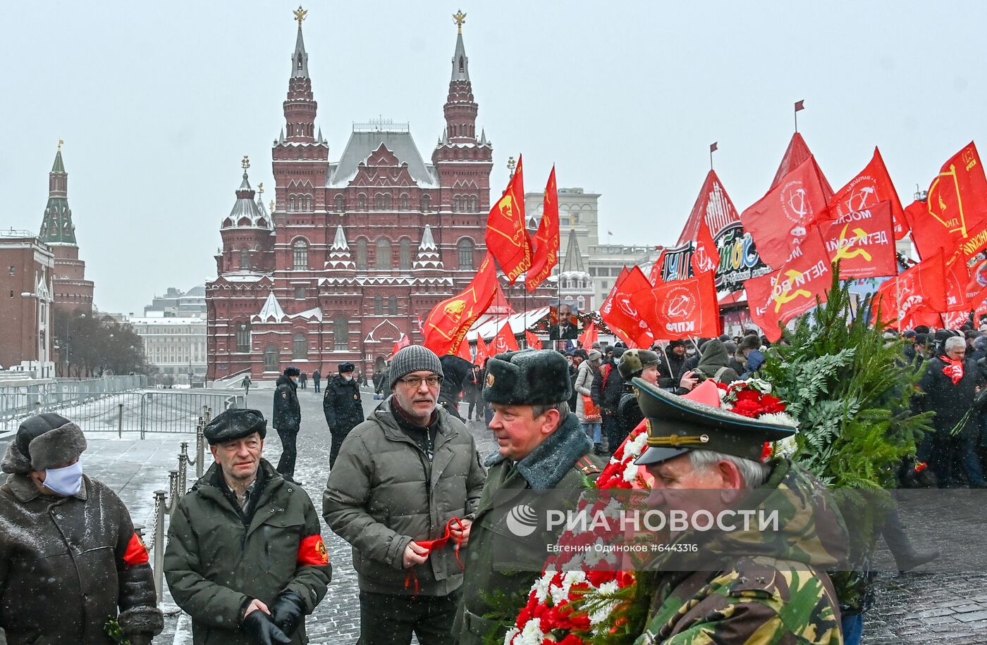 Возложение цветов к мавзолею В. И. Ленина на Красной площади