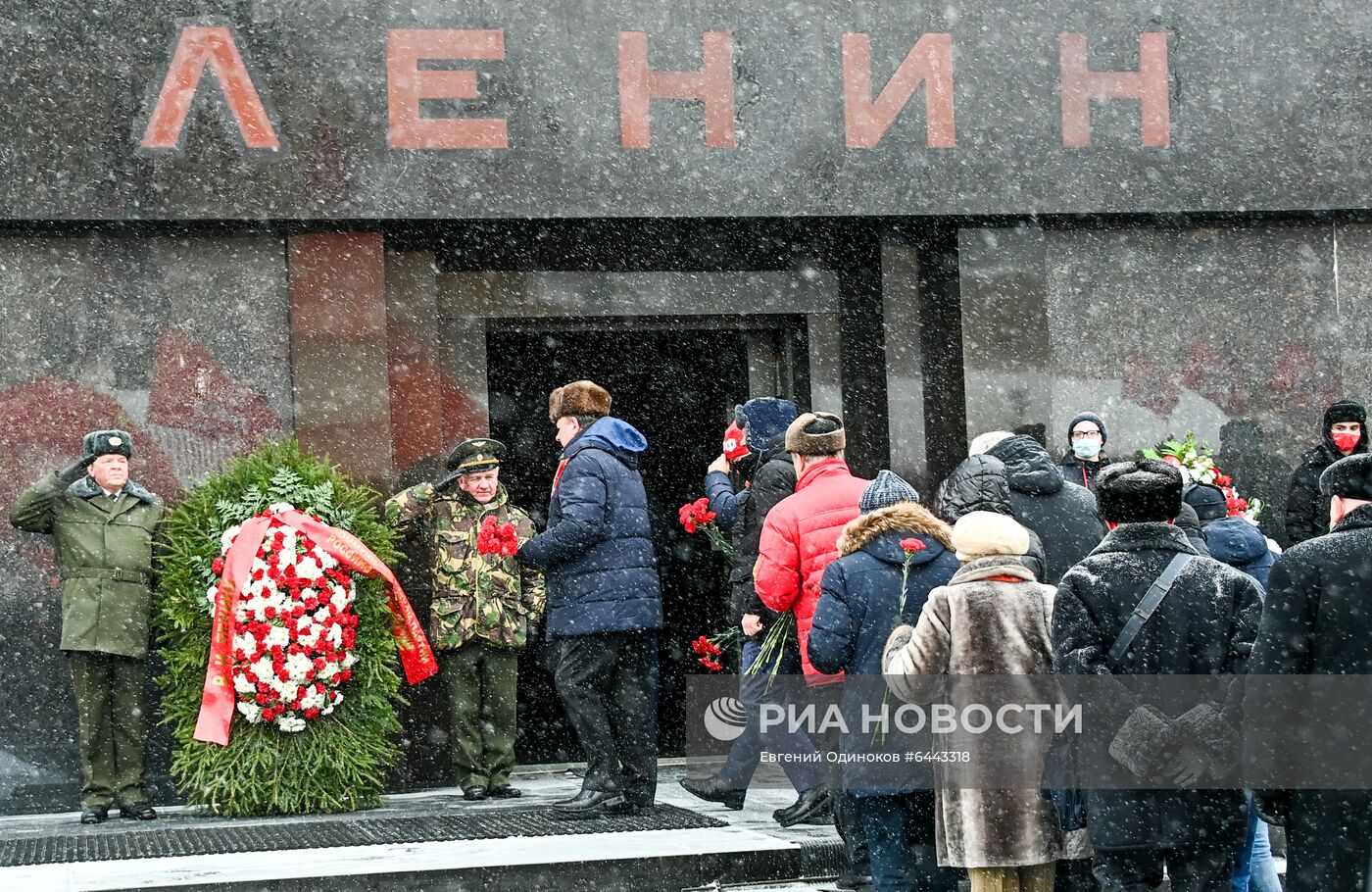 Возложение цветов к мавзолею В. И. Ленина на Красной площади