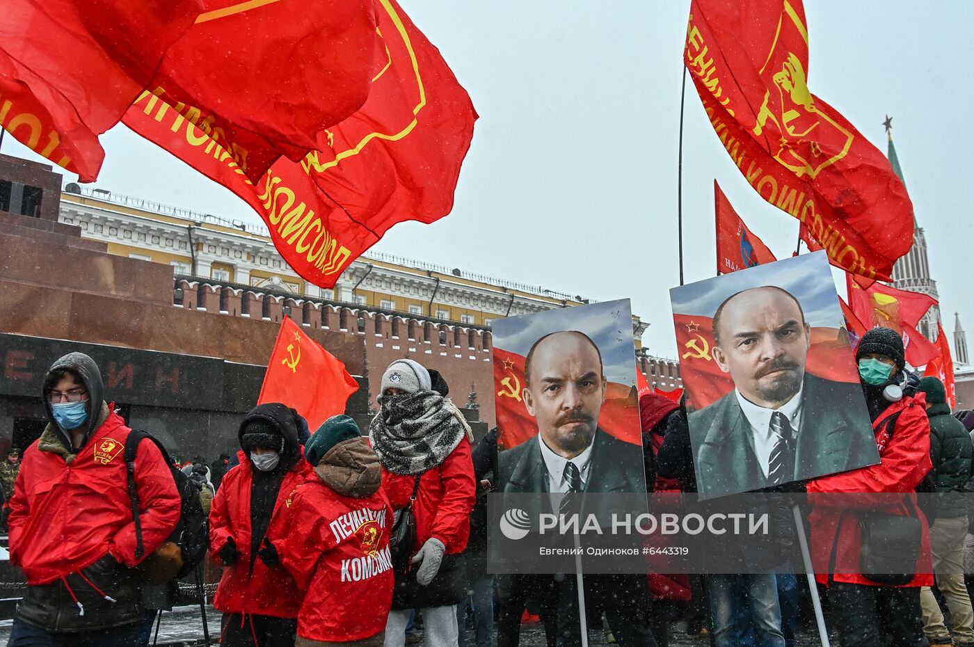 Возложение цветов к мавзолею В. И. Ленина на Красной площади