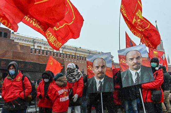 Возложение цветов к мавзолею В. И. Ленина на Красной площади