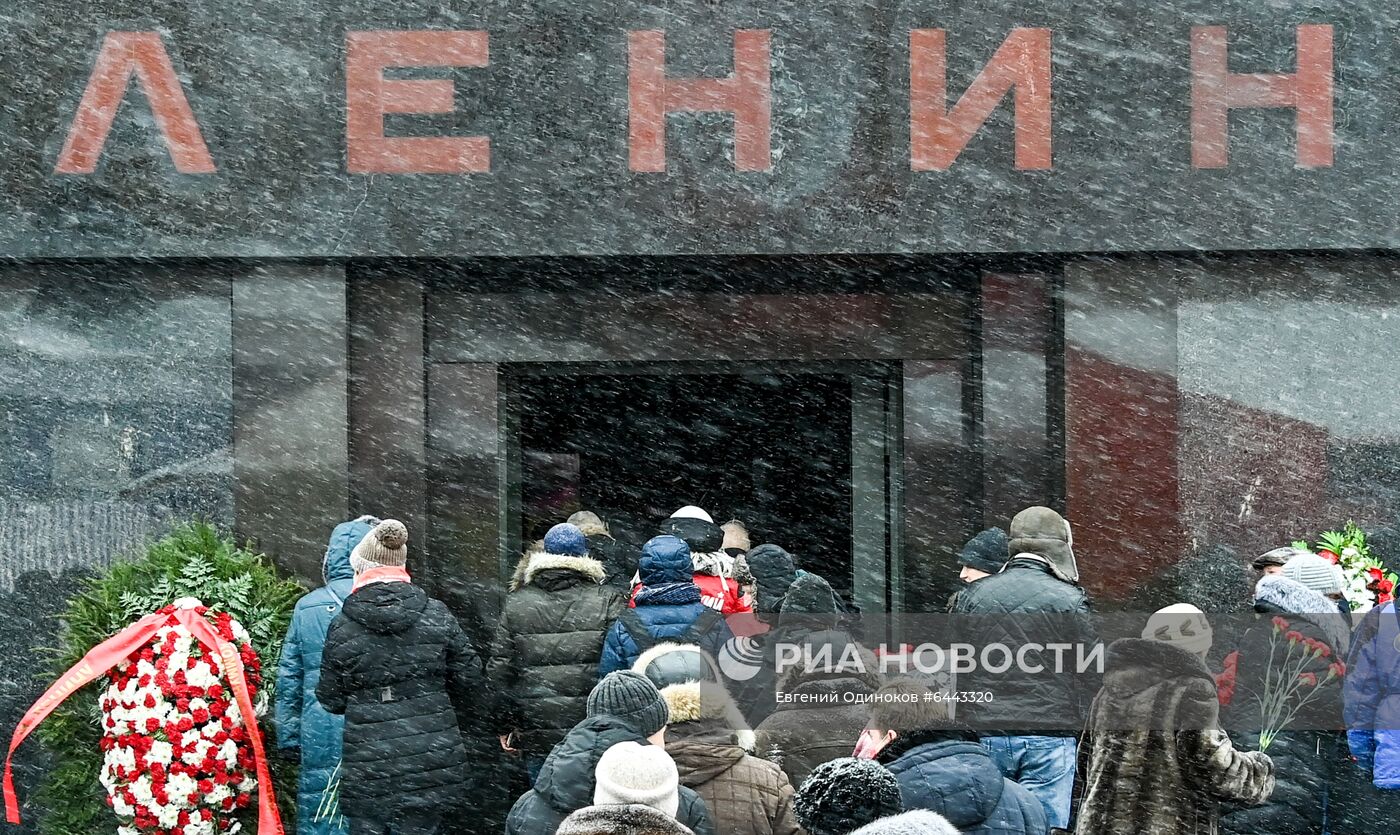 Возложение цветов к мавзолею В. И. Ленина на Красной площади