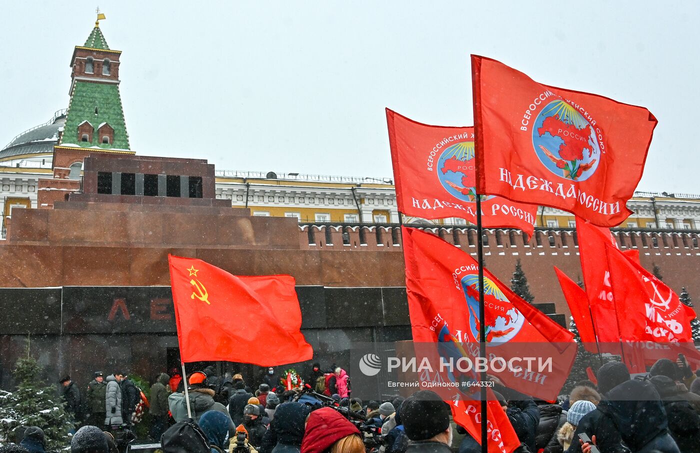 Возложение цветов к мавзолею В. И. Ленина на Красной площади