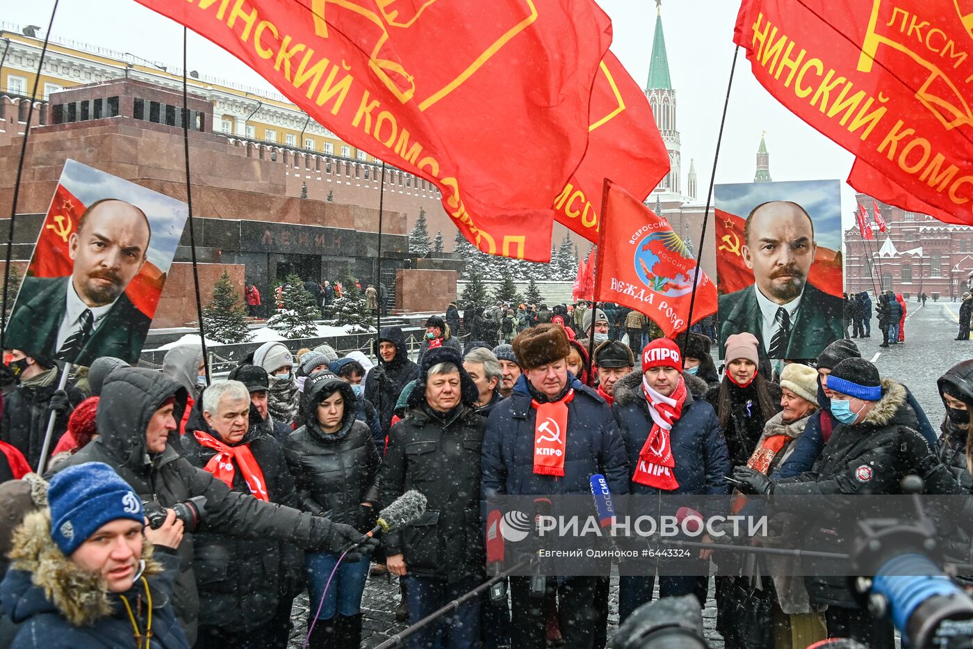 Возложение цветов к мавзолею В. И. Ленина на Красной площади