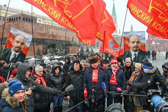 Возложение цветов к мавзолею В. И. Ленина на Красной площади