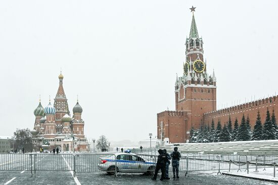 Возложение цветов к мавзолею В. И. Ленина на Красной площади