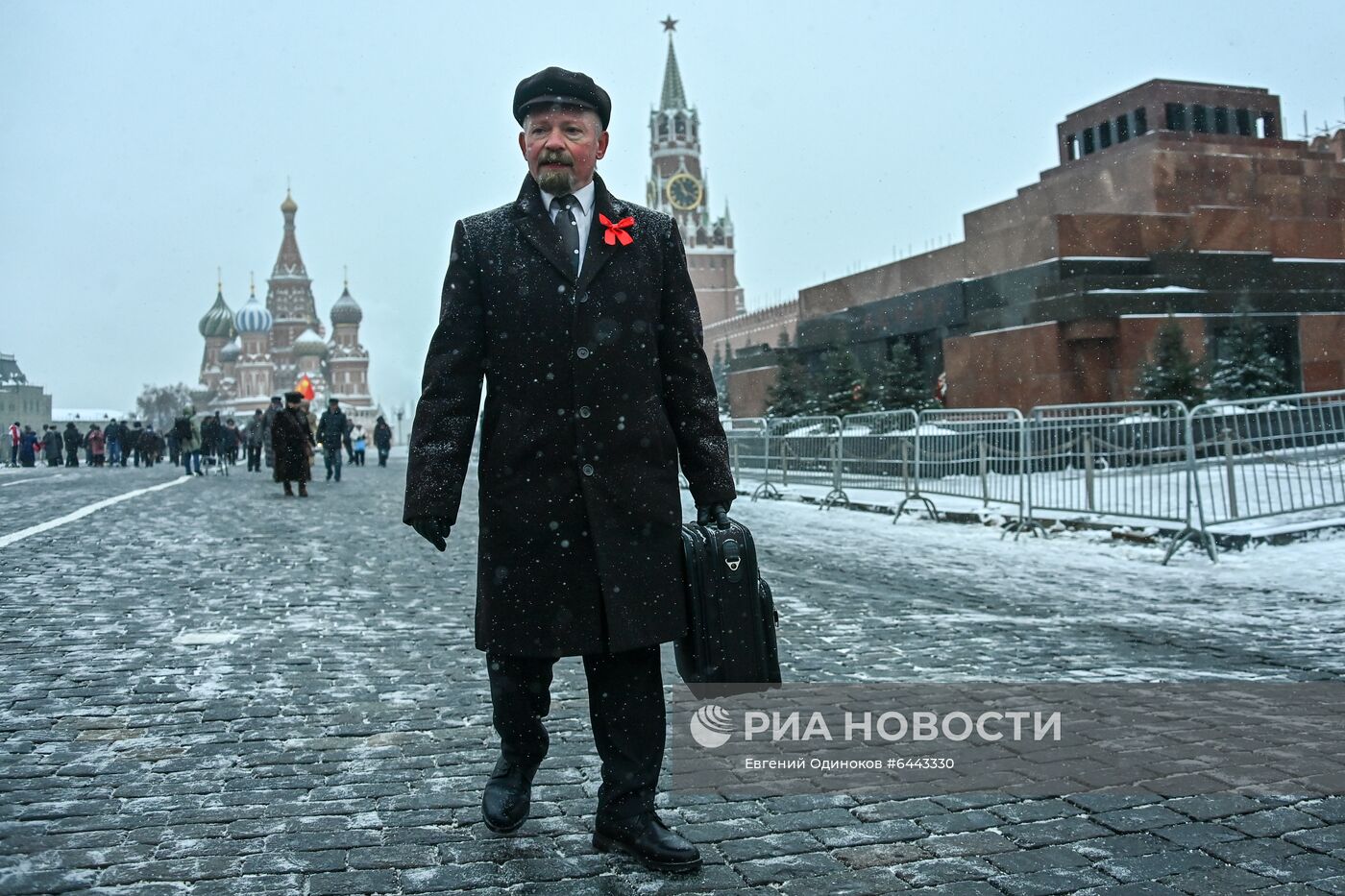 Возложение цветов к мавзолею В. И. Ленина на Красной площади