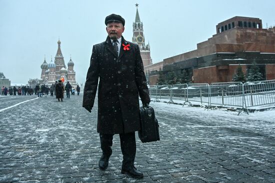 Возложение цветов к мавзолею В. И. Ленина на Красной площади