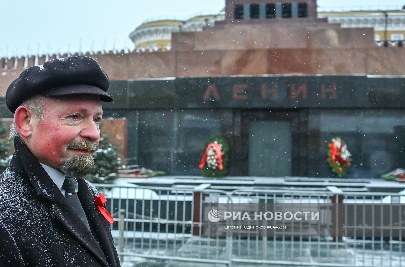 Возложение цветов к мавзолею В. И. Ленина на Красной площади