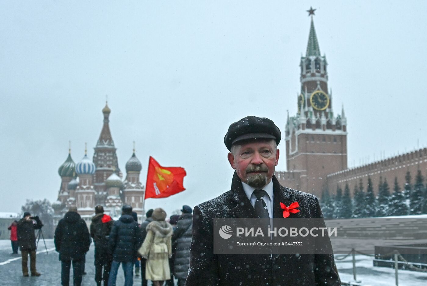 Возложение цветов к мавзолею В. И. Ленина на Красной площади