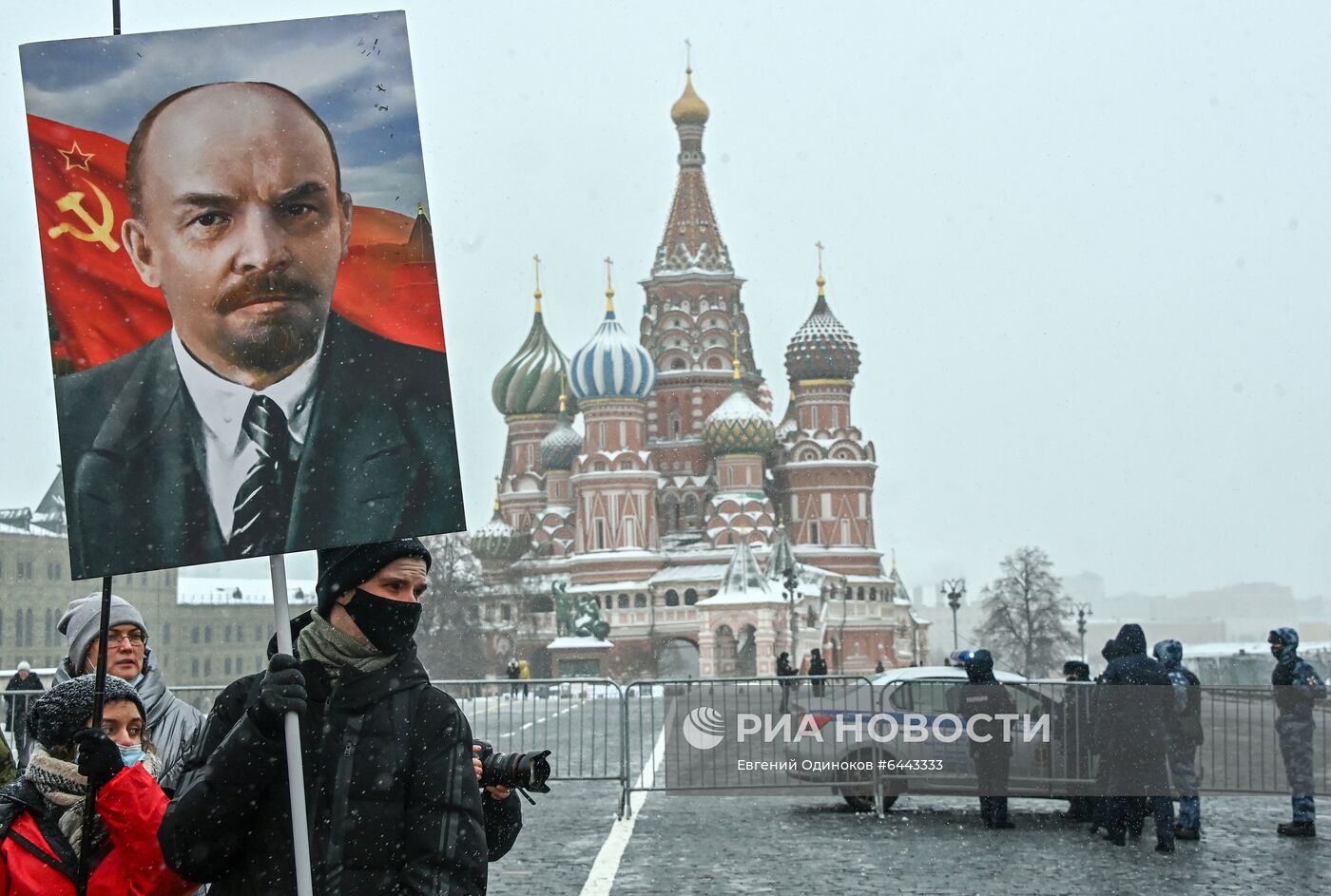 Возложение цветов к мавзолею В. И. Ленина на Красной площади