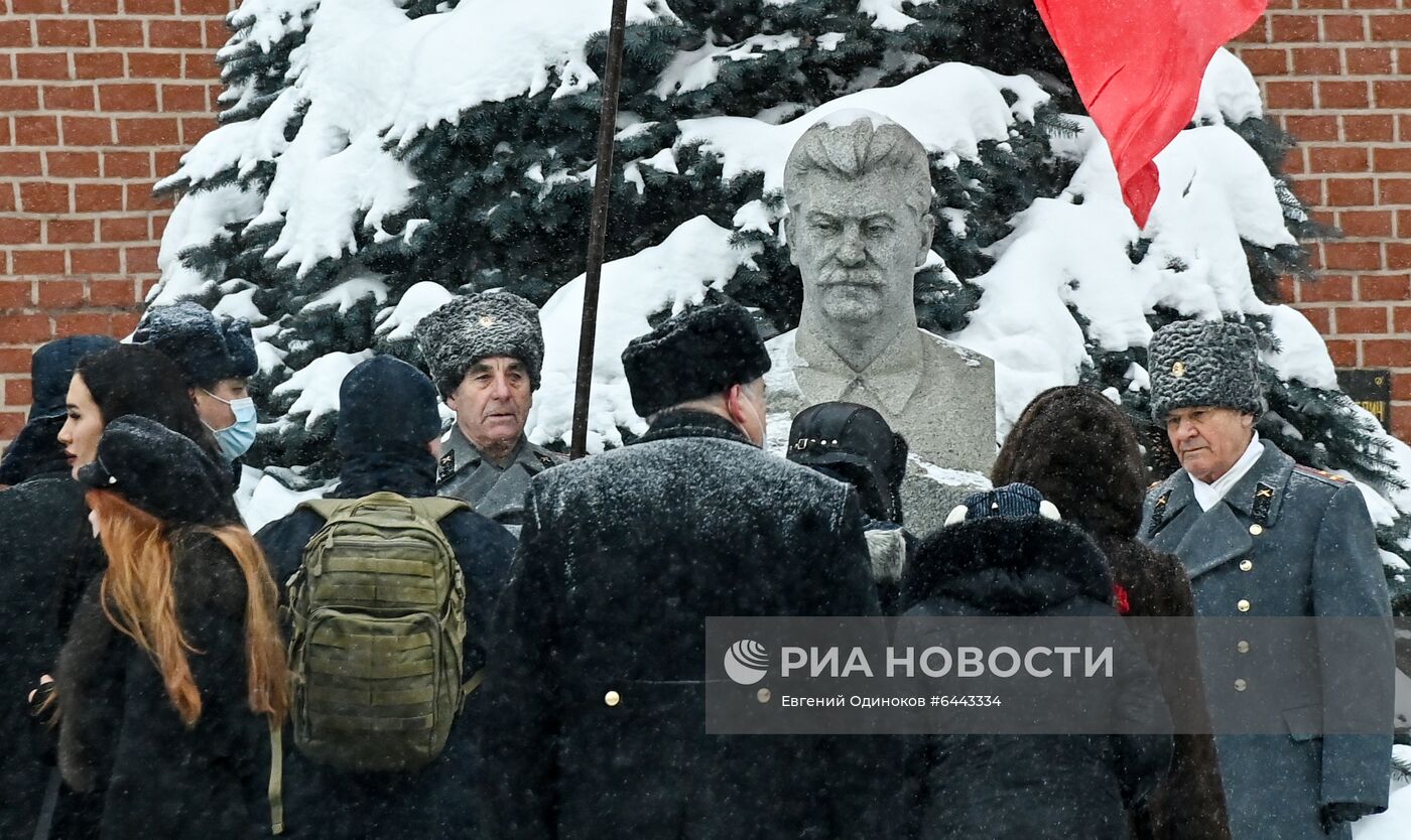 Возложение цветов к мавзолею В. И. Ленина на Красной площади