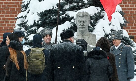 Возложение цветов к мавзолею В. И. Ленина на Красной площади