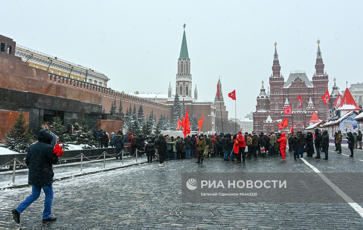 Возложение цветов к мавзолею В. И. Ленина на Красной площади