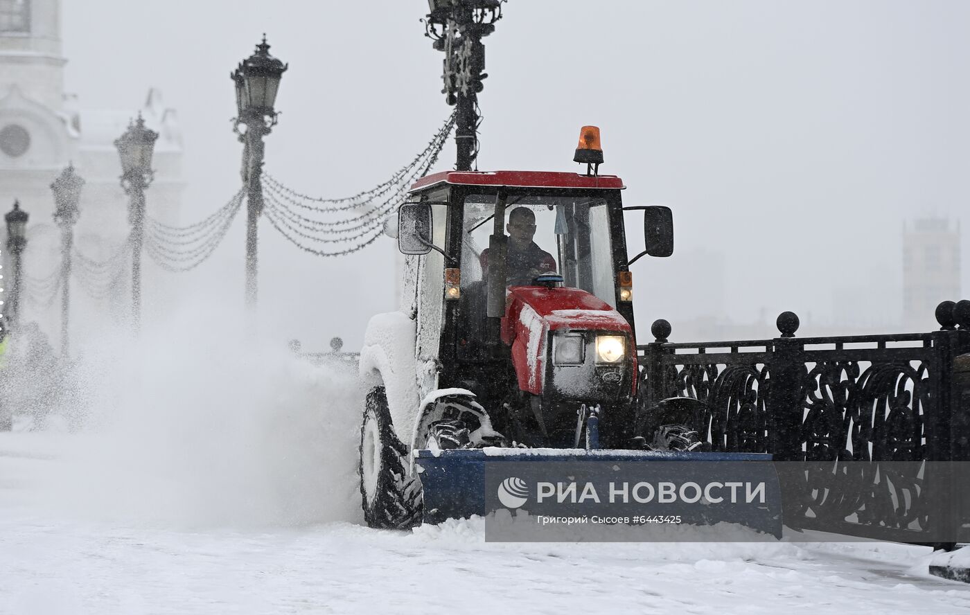 Очистка от наледи Патриаршего моста