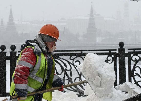 Очистка от наледи Патриаршего моста