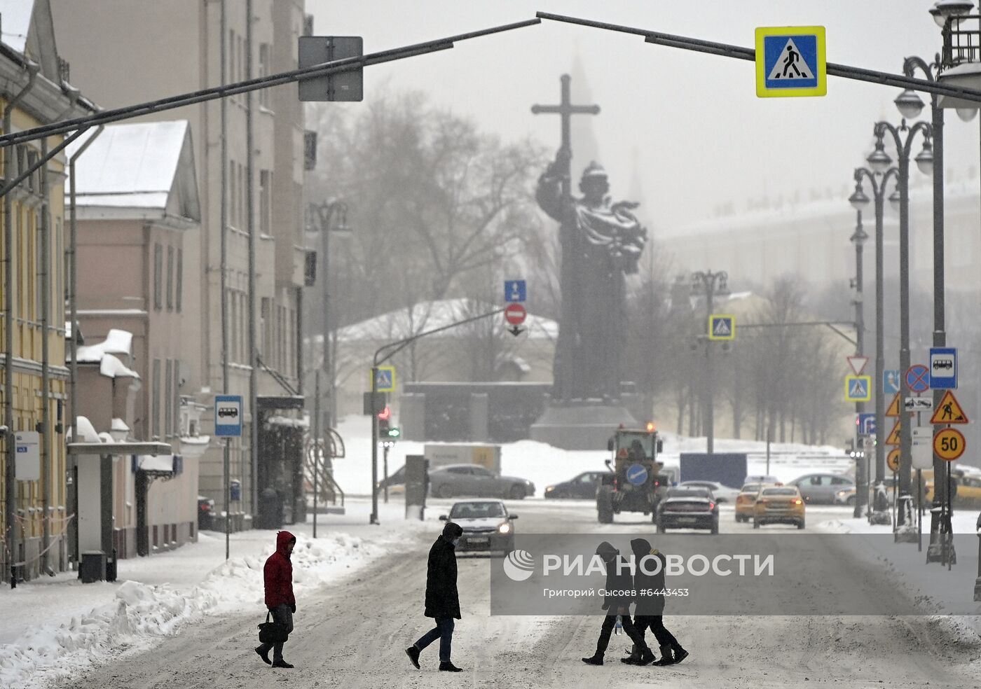 Очистка от наледи Патриаршего моста