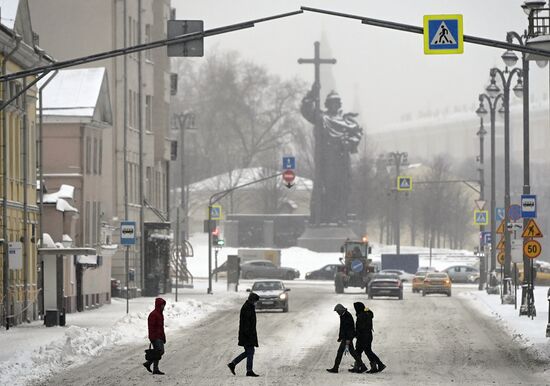 Очистка от наледи Патриаршего моста