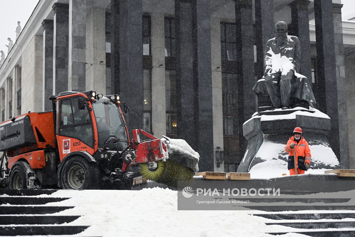 Очистка от наледи Патриаршего моста