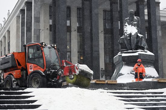 Очистка от наледи Патриаршего моста