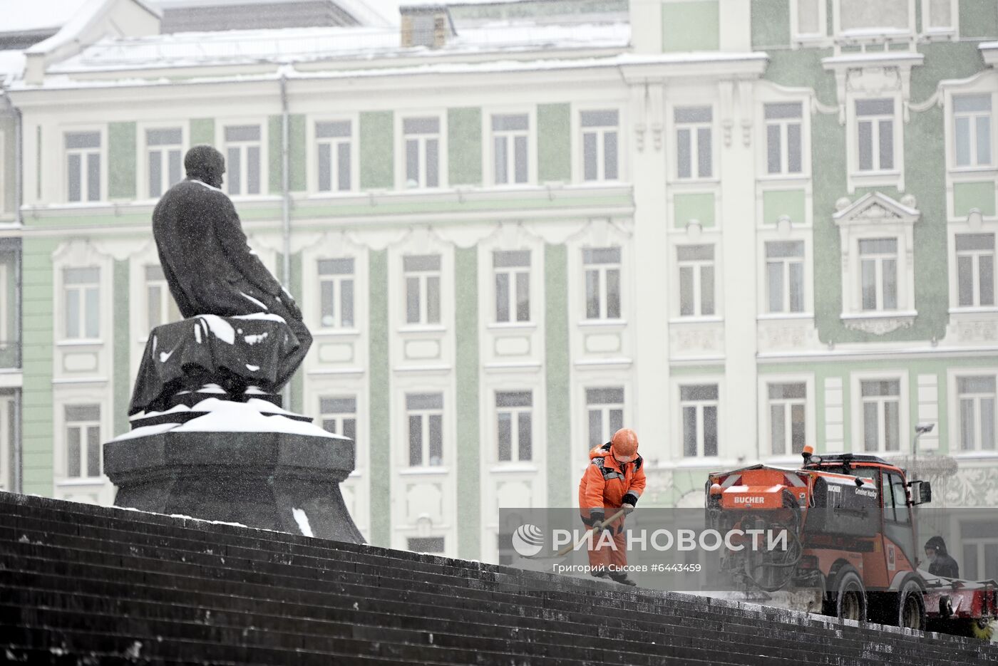 Очистка от наледи Патриаршего моста