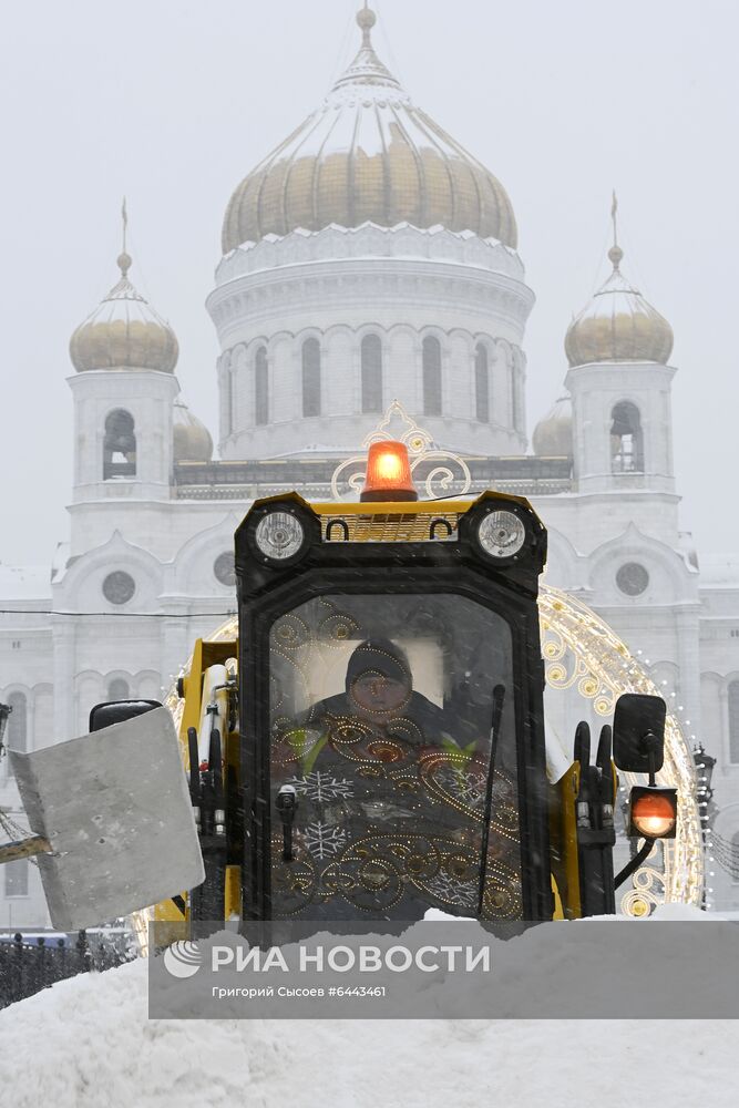 Очистка от наледи Патриаршего моста