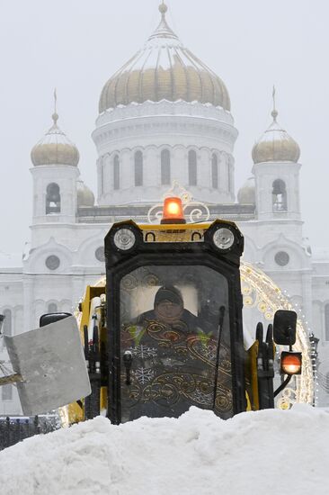 Очистка от наледи Патриаршего моста