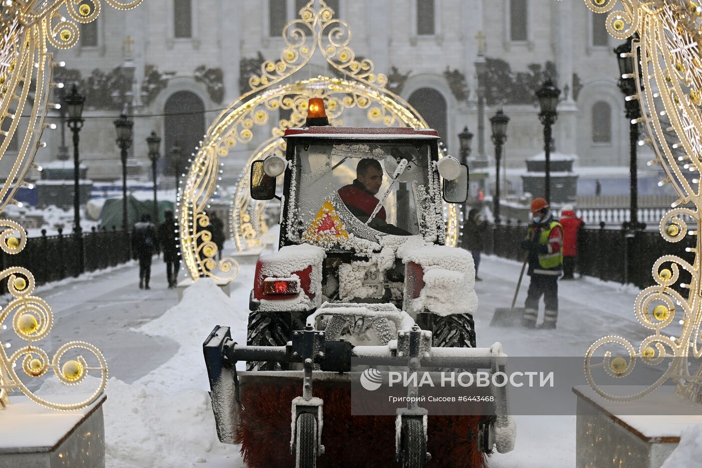 Очистка от наледи Патриаршего моста