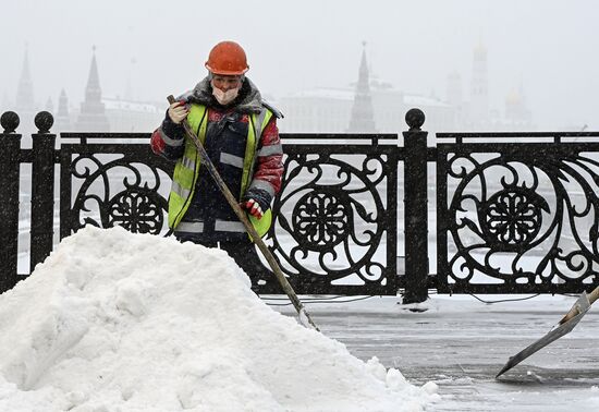 Очистка от наледи Патриаршего моста