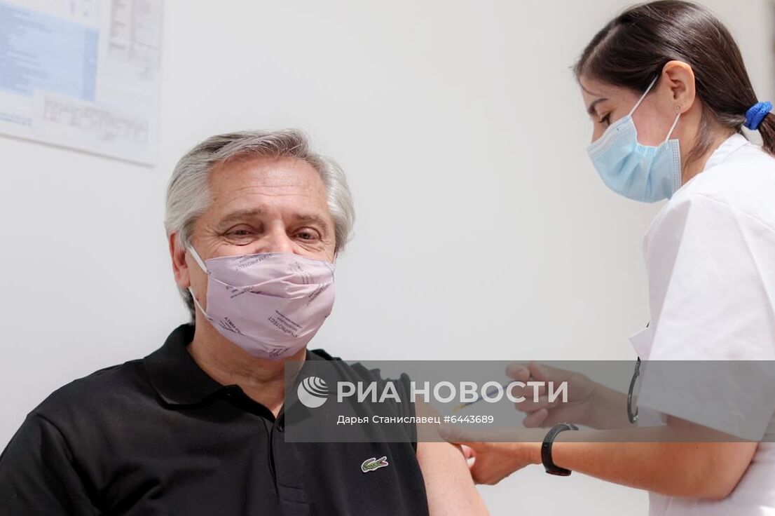Президент Аргентины привился вакциной "Спутник V"