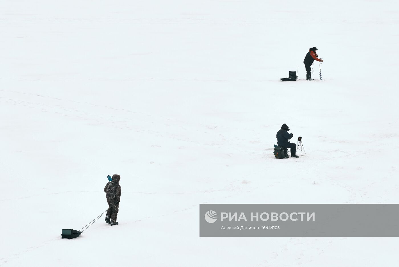 Рыбаки на реке Большая Невка в Санкт-Петербурге