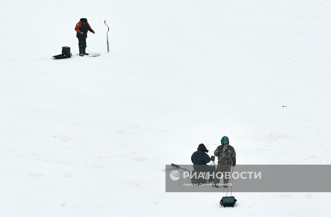 Рыбаки на реке Большая Невка в Санкт-Петербурге