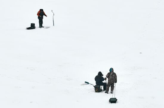 Рыбаки на реке Большая Невка в Санкт-Петербурге