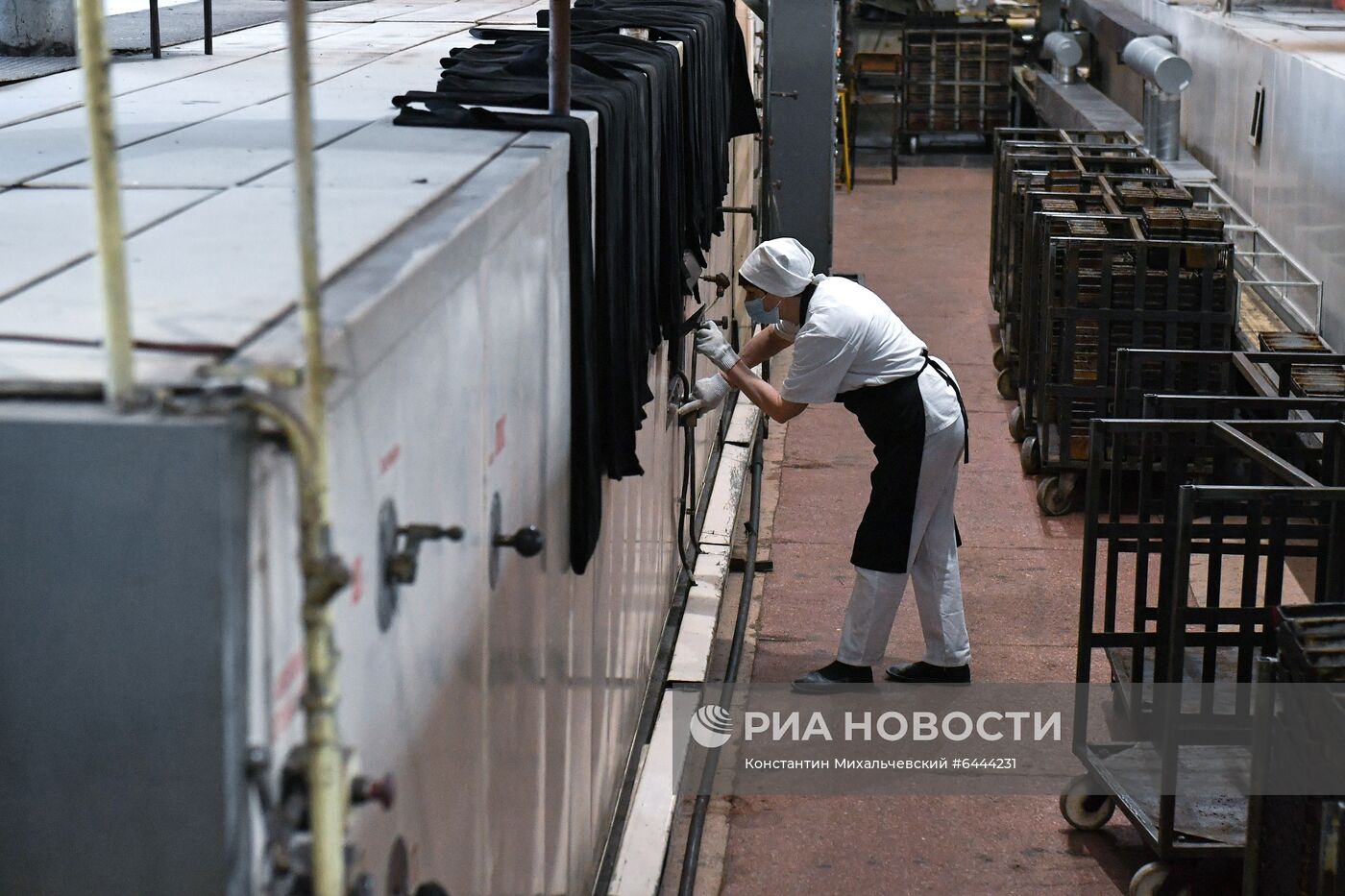 Производство хлеба на заводе "Крымхлеб" в Симферополе