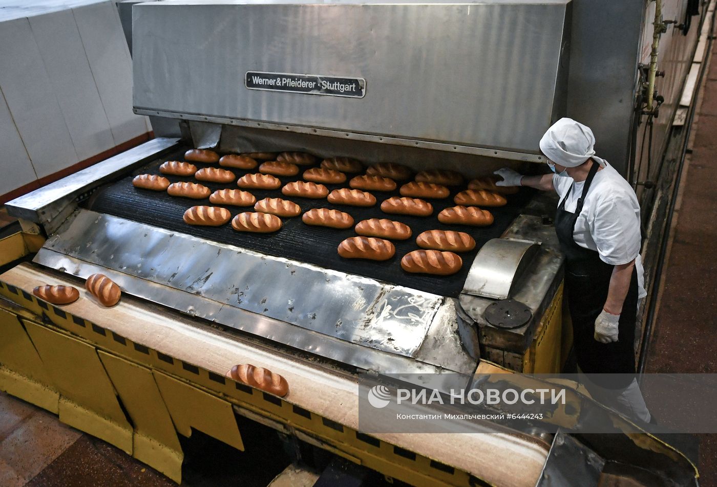 Производство хлеба на заводе "Крымхлеб" в Симферополе