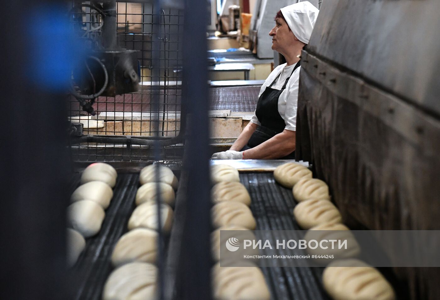 Производство хлеба на заводе "Крымхлеб" в Симферополе