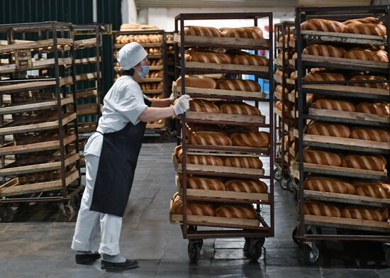 Производство хлеба на заводе "Крымхлеб" в Симферополе