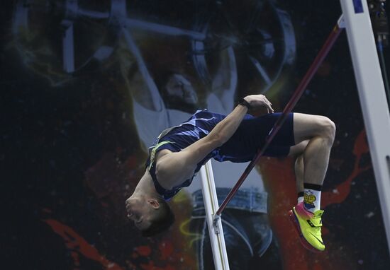 Соревнования по прыжкам в высоту "Битва полов"