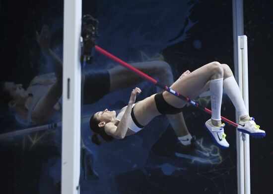 Соревнования по прыжкам в высоту "Битва полов"