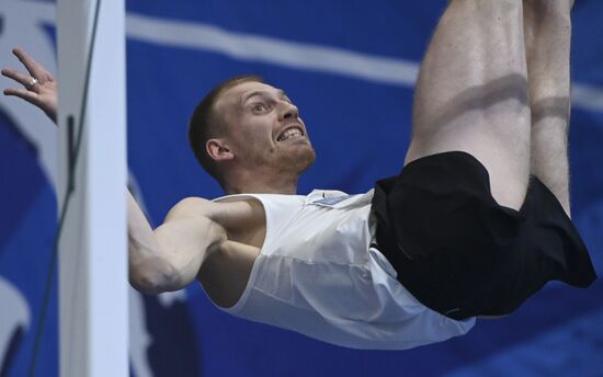 Соревнования по прыжкам в высоту "Битва полов"