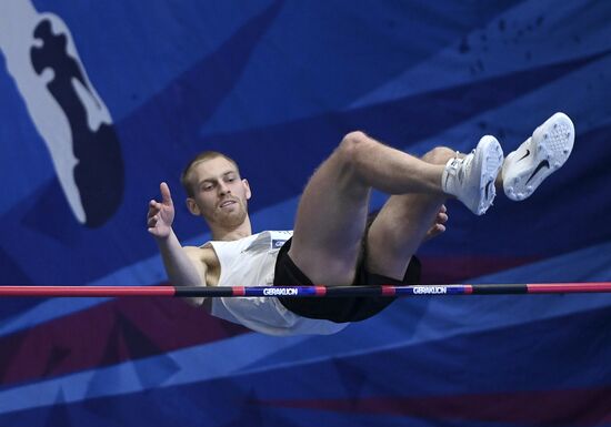 Соревнования по прыжкам в высоту "Битва полов"