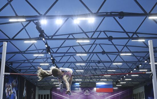 Соревнования по прыжкам в высоту "Битва полов"