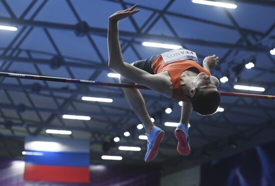 Соревнования по прыжкам в высоту "Битва полов"