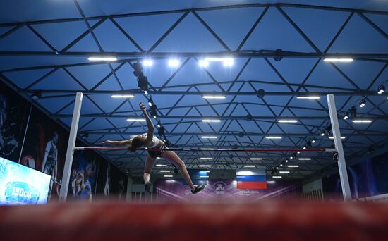 Соревнования по прыжкам в высоту "Битва полов"