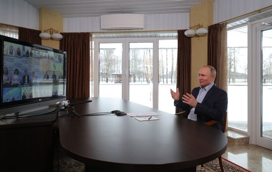Президент РФ В. Путин провел встречу с учащимися вузов по случаю Дня российского студенчества