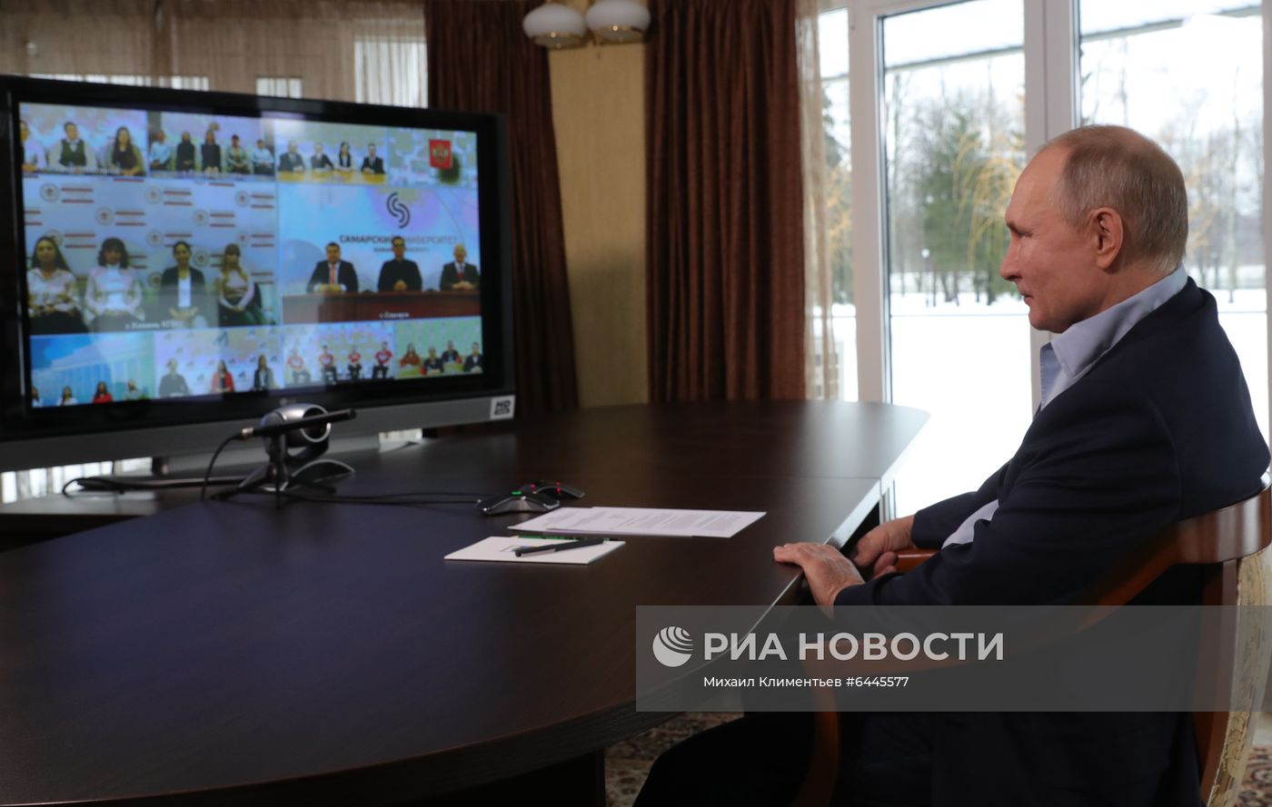 Президент РФ В. Путин провел встречу с учащимися вузов по случаю Дня российского студенчества