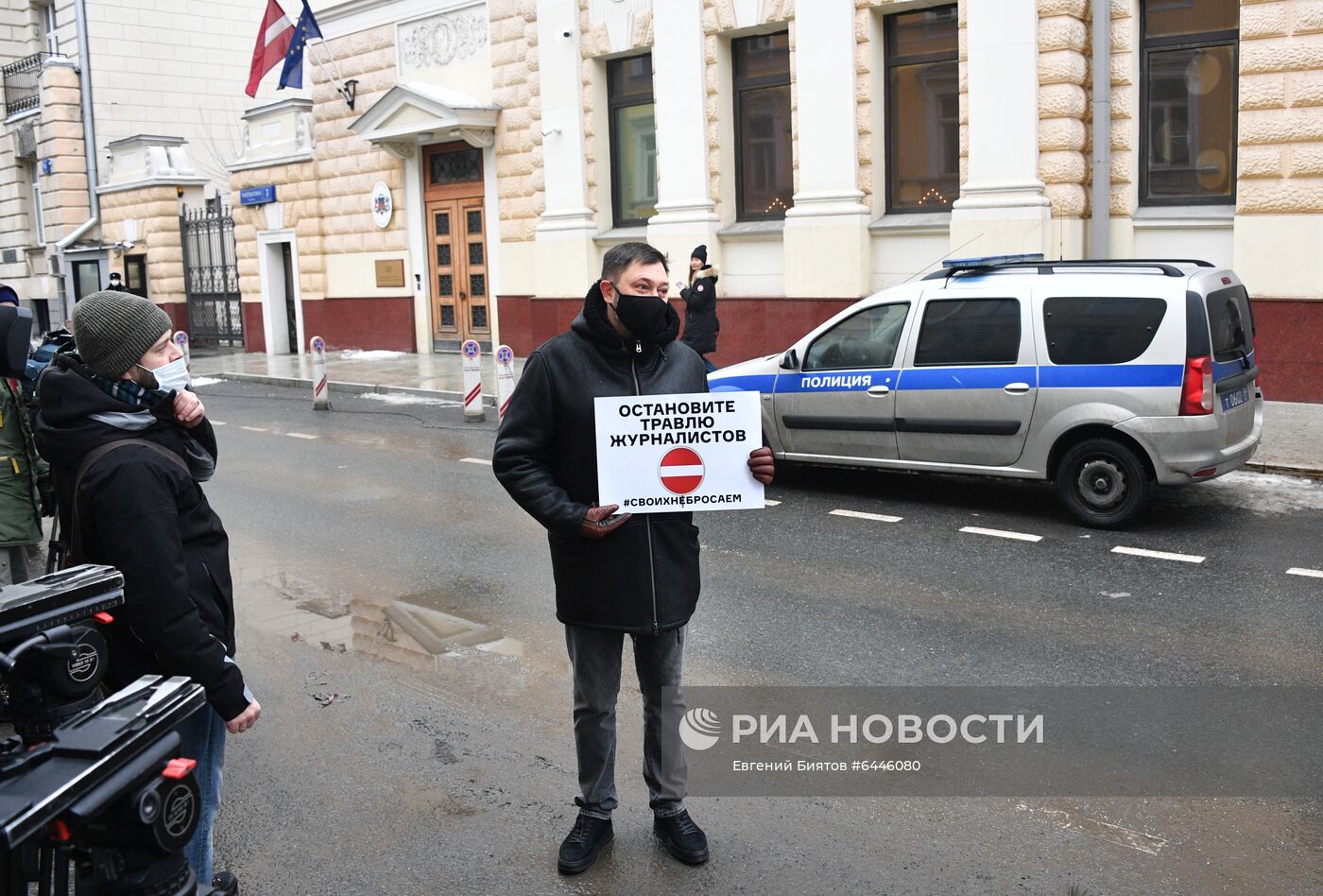 Одиночные пикеты у посольства Латвии в Москве