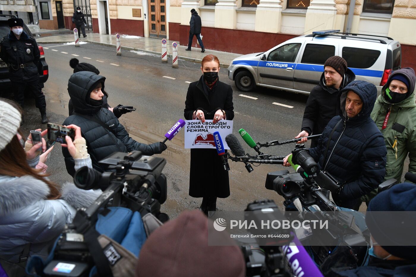 Одиночные пикеты у посольства Латвии в Москве