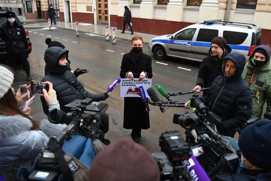 Одиночные пикеты у посольства Латвии в Москве